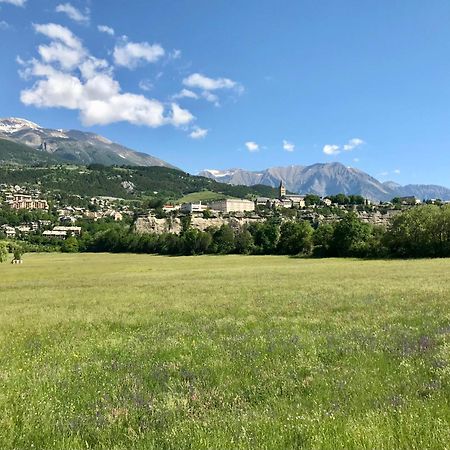 Le Pied De Ville Pouzenc Embrun Exteriér fotografie