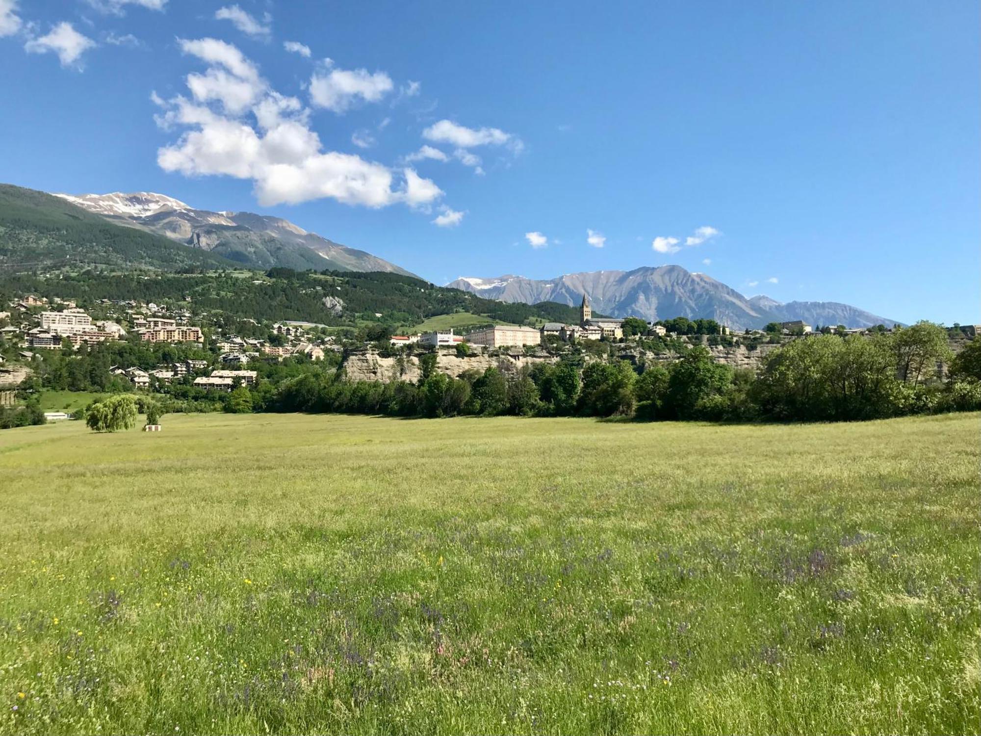 Le Pied De Ville Pouzenc Embrun Exteriér fotografie